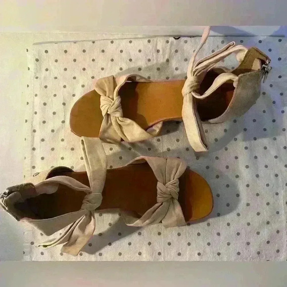 Bow Tie Ugg Sandals - Picture 2 of 9